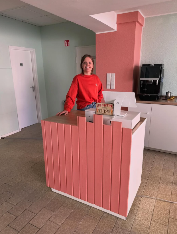 Personal an der Theke mit "Life is Better with Ice Cream" Schild