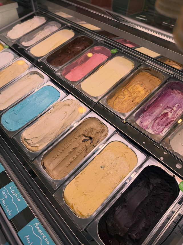 Bunte Eissorten in der Display Case - Blau, Pink, Braun, Gelb